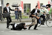 ببینید | تصاویری جنجالی از خطای تیم محافظ شینزو آبه در مهار تروریست؛ خطا رفتن تیر اول قاتل