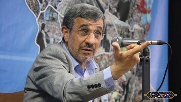 انتقاد احمدی نژاد به «استقاده از قوه قهریه برای اقناع نسل های جدید» + عکس های دیدار با حامیان 
