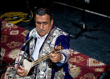 خواننده تاجیک، روی صحنه برج میلاد