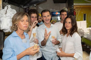 عکس |  بشار اسد و خانواده اش در حال پیاده روی در شهر حلب