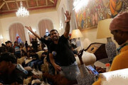 ببینید | خوش‌گذرانی عجیب معترضان در کاخ رئیس جمهور فراری سریلانکا