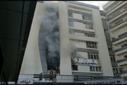 ببینید | آتش‌سوزی در یک ساختمان نزدیک میدان فردوسی تهران