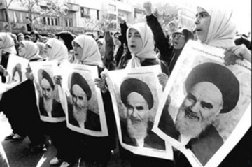  امام خمینی : امروز همه چیز ما در معرض خطر است ؛ خطر از جانب دوستان نادان تفرقه‌افکن