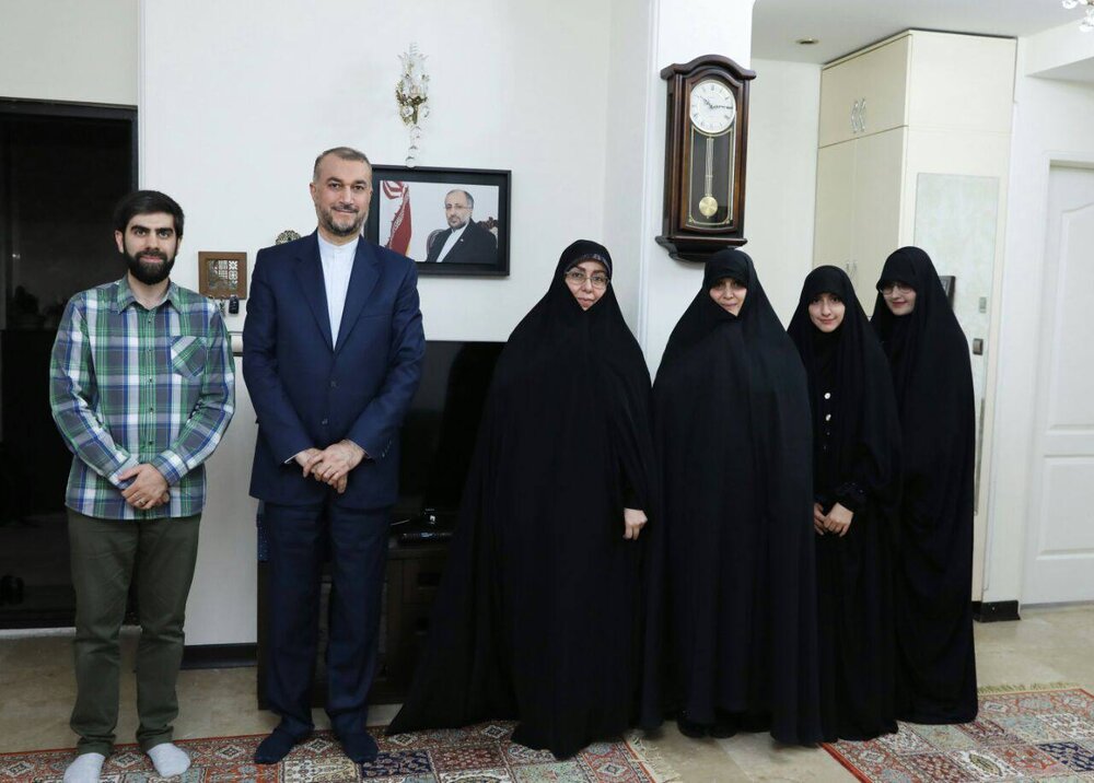 دیدار امیرعبداللهیان با خانوادههای شهیدان فاجعه منا/عکس