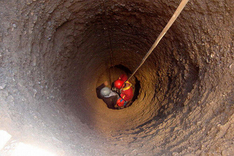 ببینید | اولین تصاویر از سقوط کودک ۴ ساله در چاله ۵۰ متری!