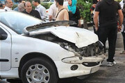 ببینید | اقدام جنون‌انگیز یک شهروند؛ کوبیدن تعمدی ماشین به گارد ریل در تهران