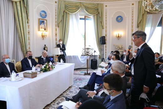 Iran FM meets Italian businesspersons, industrialists in Rome