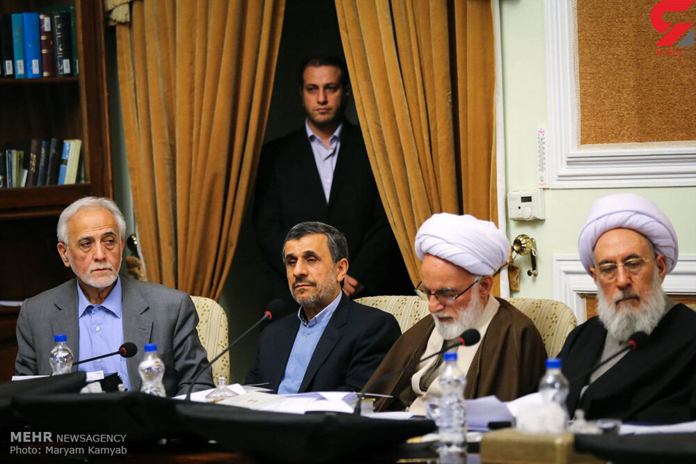 شاگرد دردسرساز جلوی چشم می ماند؟ / زمزمه حذف احمدینژاد از مجمع تشخیص