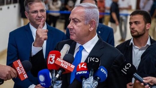 نتانیاهو به چاله‌های خیابان هم برای کوبیدن لاپید رحم نکرد!