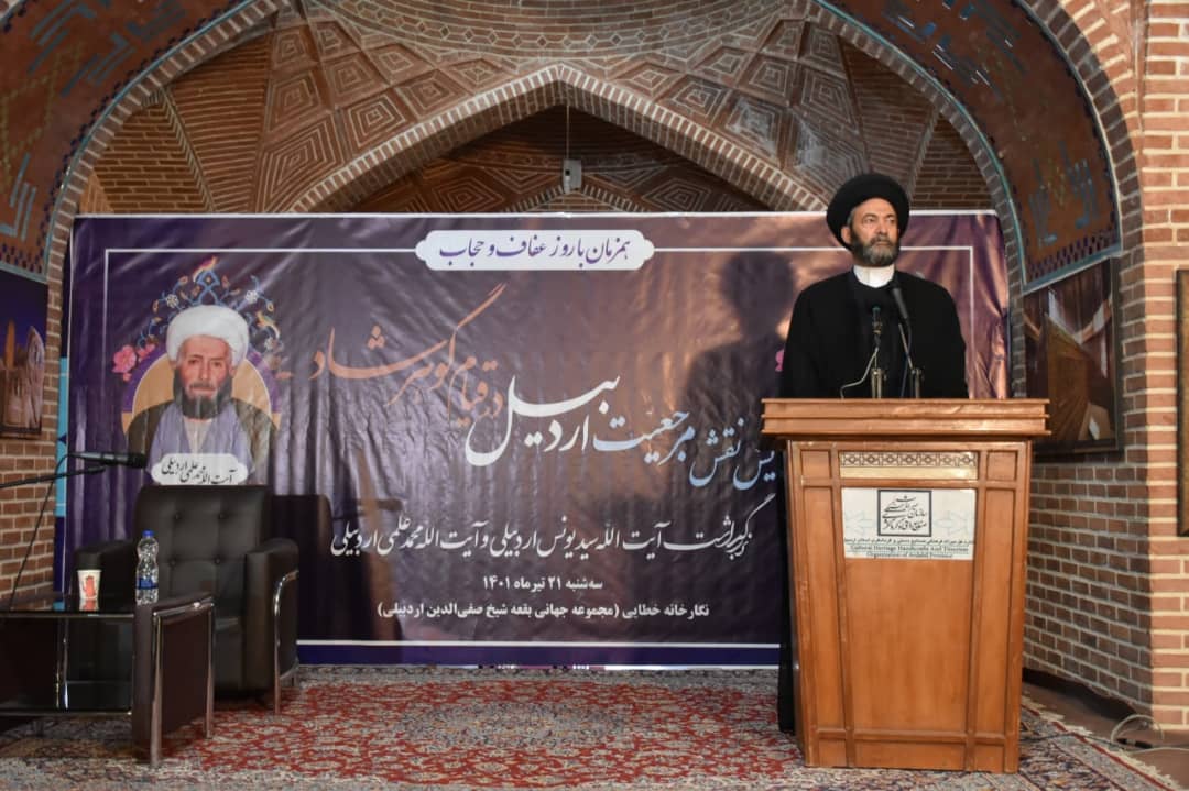 امام جمعه اردبیل: متاسفانه، دشمنان عفت جا انداخته اند که خانم ها با فریبایی تعریف می شوند