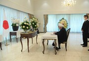 وقع الرئيس الإيراني الأسبق روحاني الكتاب التذكاري لشينزو آبي