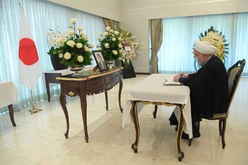  با حضور در سفارت ژاپن / روحانی دفتر یادبود «آبه شینزو» را امضا کرد + عکس ها 