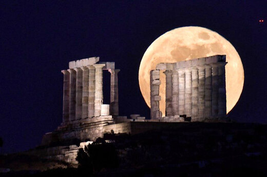 ببینید | تصاویری رویایی از ابرماه بر فراز آثار تاریخی یونان