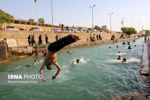 قاب‌های جذاب از شنا در رودخانه «دز» خوزستان