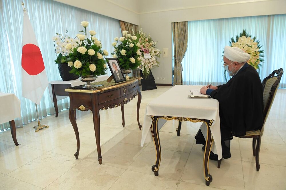روحانی دفتر یادبود «آبه شینزو» را امضا کرد + عکس ها 
