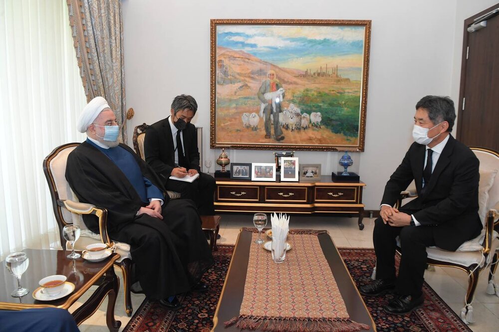 وقع الرئيس الإيراني الأسبق روحاني الكتاب التذكاري لشينزو آبي