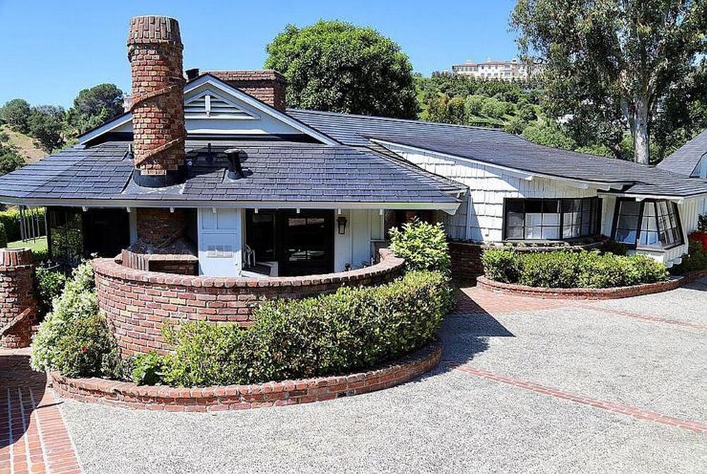 ثروتمندترین فرد دنیا در چه خانهای زندگی میکند؟