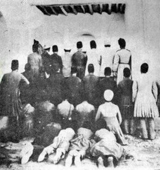 عجیب ترین عکس یادگاری جمعی ایران و شاید جهان را ببینید / خلاقیت طنزآلود تهرانی های دوره قاجار