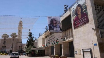 استقبال از بایدن در بیت لحم با پرچم‌های سیاه و تصاویر ابوعاقله
