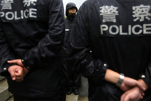 ببینید | لحظه تلخ و جنجالی بی‌توجهی پلیس چین به غش کردن یک زن وسط خیابان