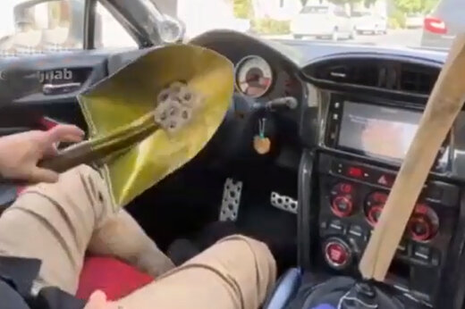 ببینید | حرکت باورنکردنی مالک یک خودروی لوکس در تهران؛ استفاده از بیل به جای فرمان!