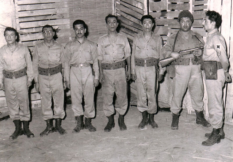 عکس | تصویری زیرخاکی از مرحوم شنگله در کنار جمشید مشایخی، محمدعلی کشاورز و علی نصیریان در لباس نظامی