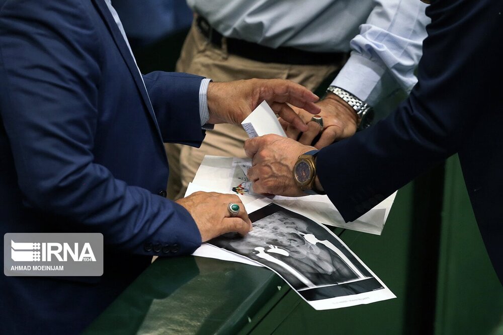 عکس | ساعت یک میلیاردی در دست نماینده مجلس / موضوع داغ بحث نمایندگان چیست؟