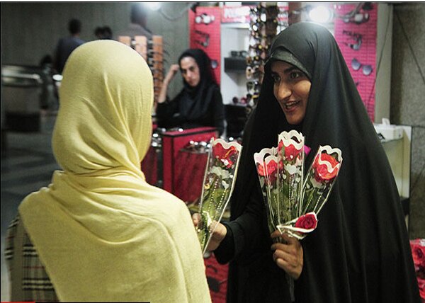 خطیب جمعه شیراز : روسری را  به خاطر لجبازی برمی دارند ولی عملا حجاب را قبول دارند / در بحث نهی از منکر نباید زیاده روی کرد