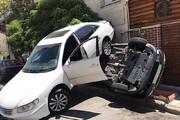ببینید | چپ کردن هولناک یک خودروی لوکس و خسارت شدید به سایر خودروها در تهران