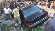 تصاویر | تصادف عجیب در تهران؛ ورود ناگهانی خودرو تشریفات به پیاده‌رو!