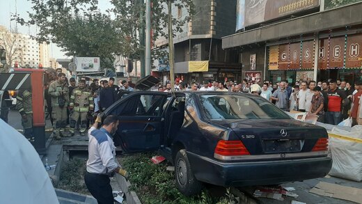 تصادف عجیب در تهران؛ ورود خودرو تشریفات به پیاده‌رو
