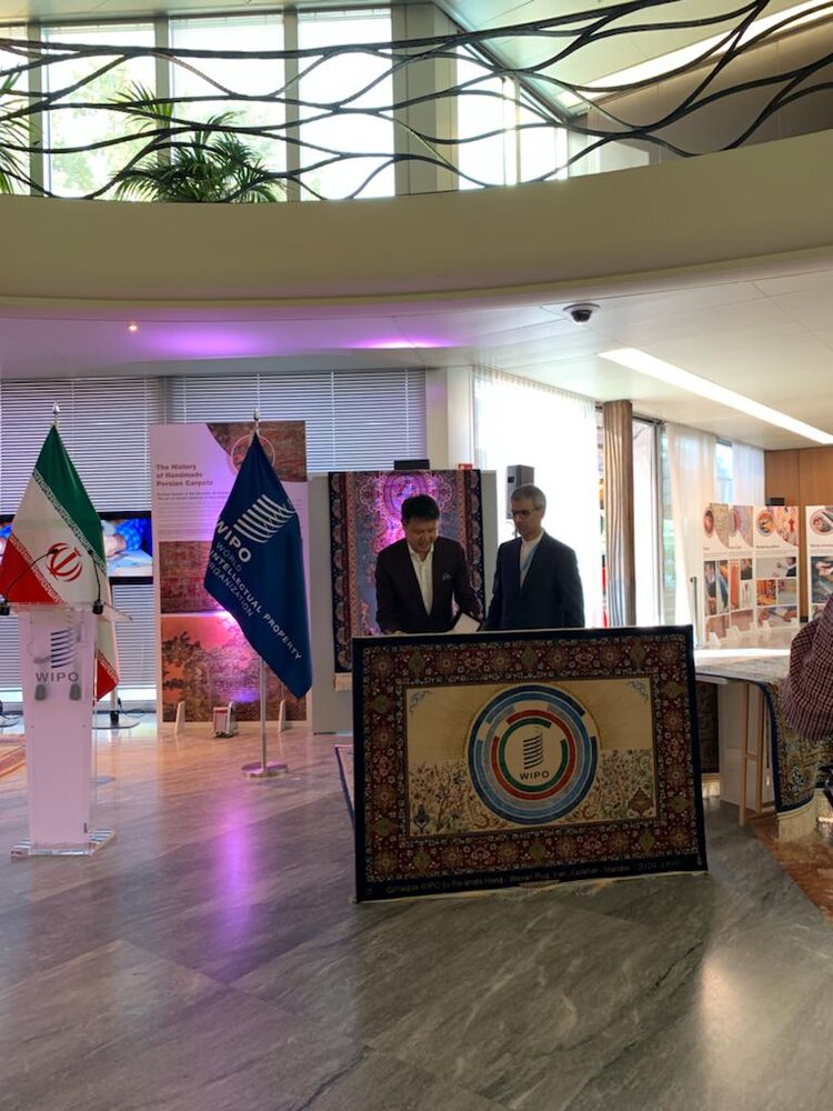 رونمایی از قالیچه ابریشمی نفیس متقش به علامت سازمان جهانی مالکیت معنوی در ژنو/عکس