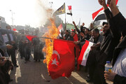 ببینید | اعتراضات گسترده در عراق؛ پایین کشیدن پرچم ترکیه در بغداد