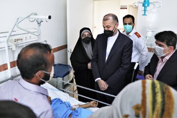 ملاقات امیرعبداللهیان با مصدومان حادثه خیابان ولیعصر/عکس