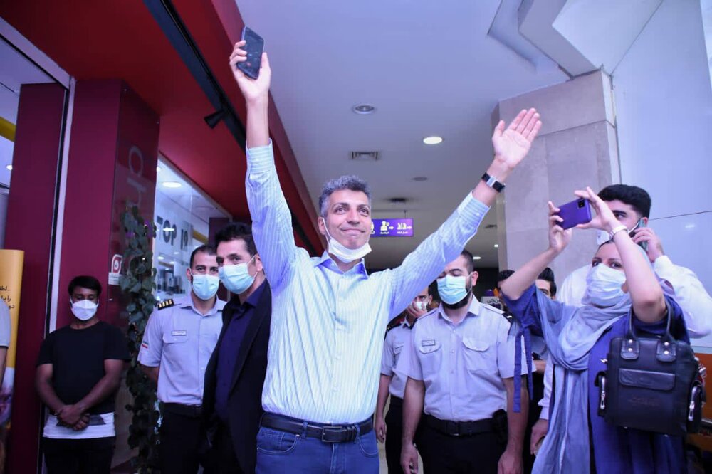 استقبال فوق العاده مردم از عادل فردوسی پور/عکس