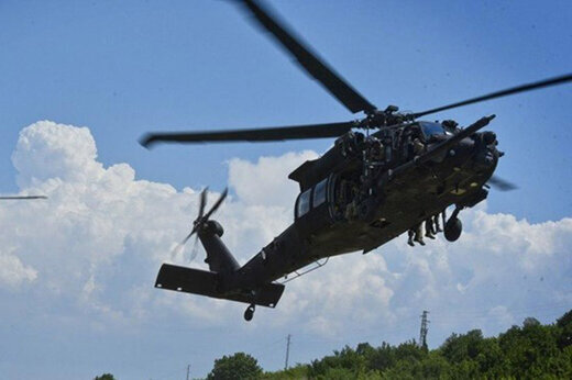 ببینید | لحظه هولناک تصادف دو بالگرد روی باند فرود؛ اشتباه فاجعه‌بار خلبان