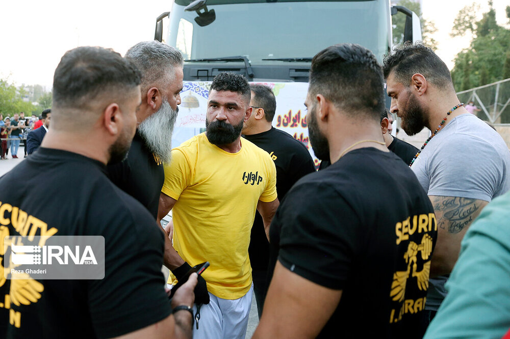 ثبت رکورد کشیدن تریلی با انگشت