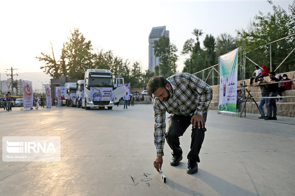 ثبت رکورد کشیدن تریلی با انگشت