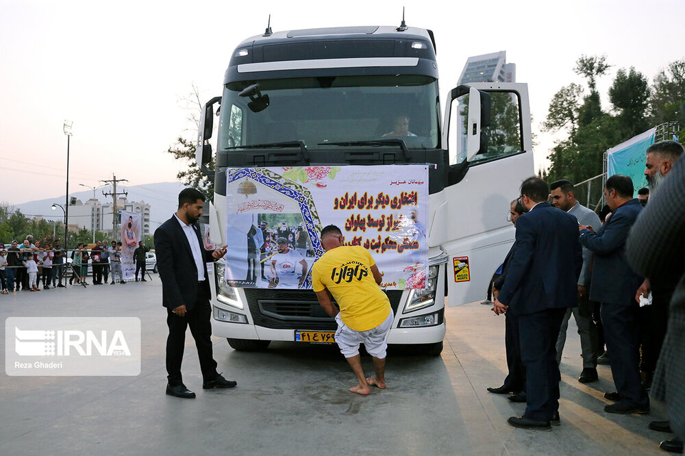ثبت رکورد کشیدن تریلی با انگشت