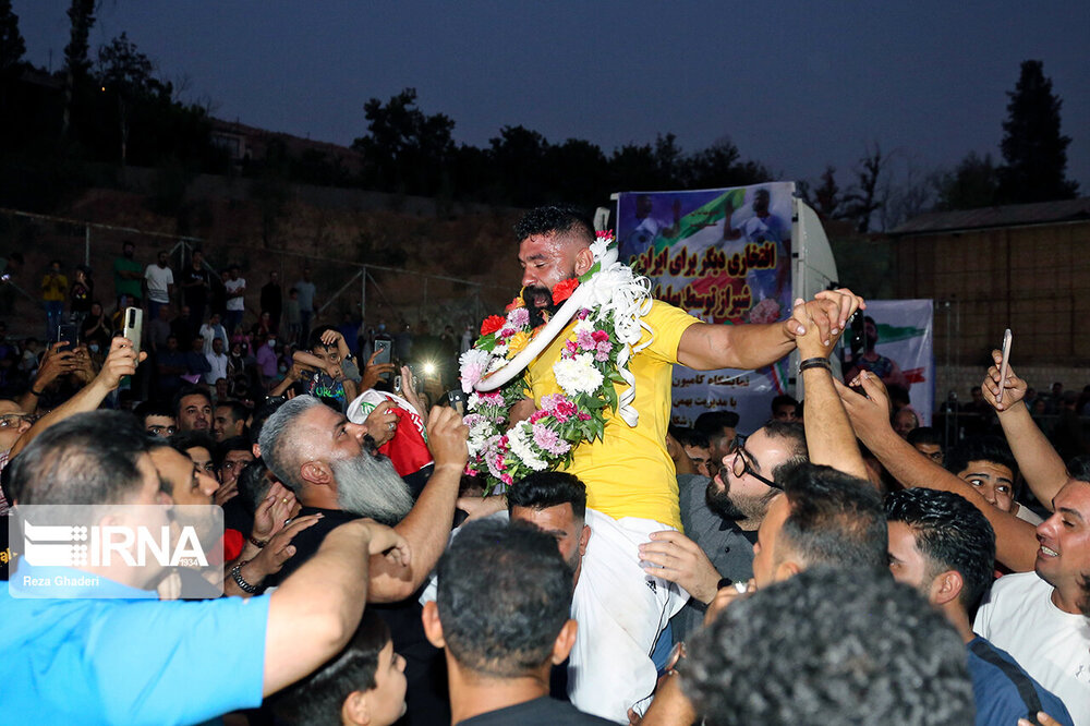 ثبت رکورد کشیدن تریلی با انگشت