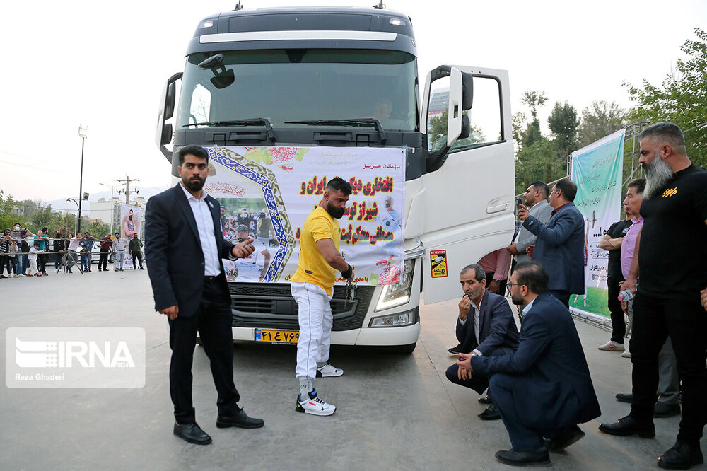 ثبت رکورد کشیدن تریلی با انگشت