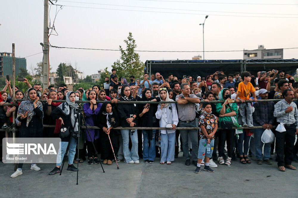 ثبت رکورد کشیدن تریلی با انگشت