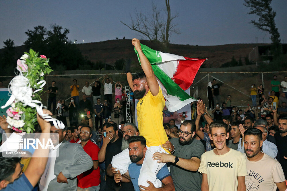 ثبت رکورد کشیدن تریلی با انگشت