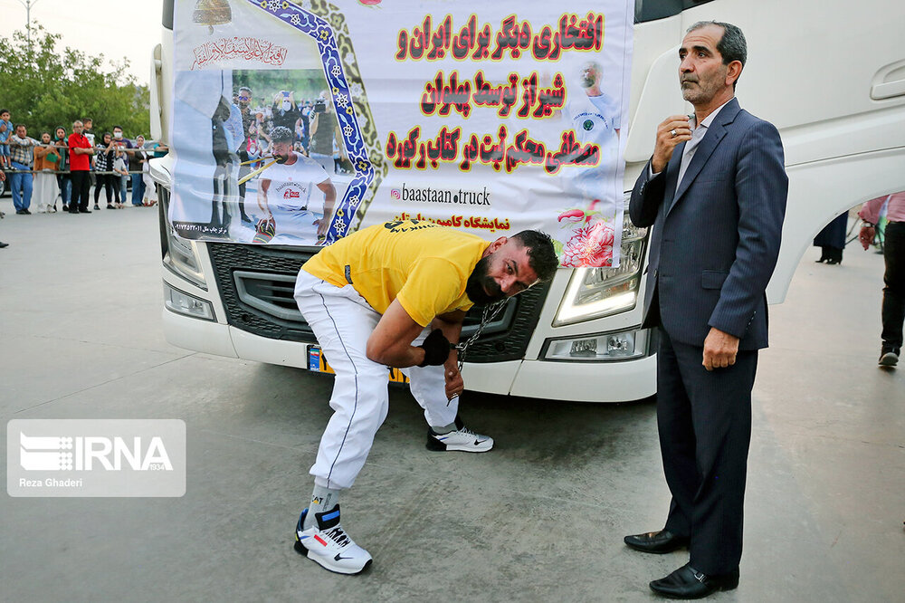 ثبت رکورد کشیدن تریلی با انگشت