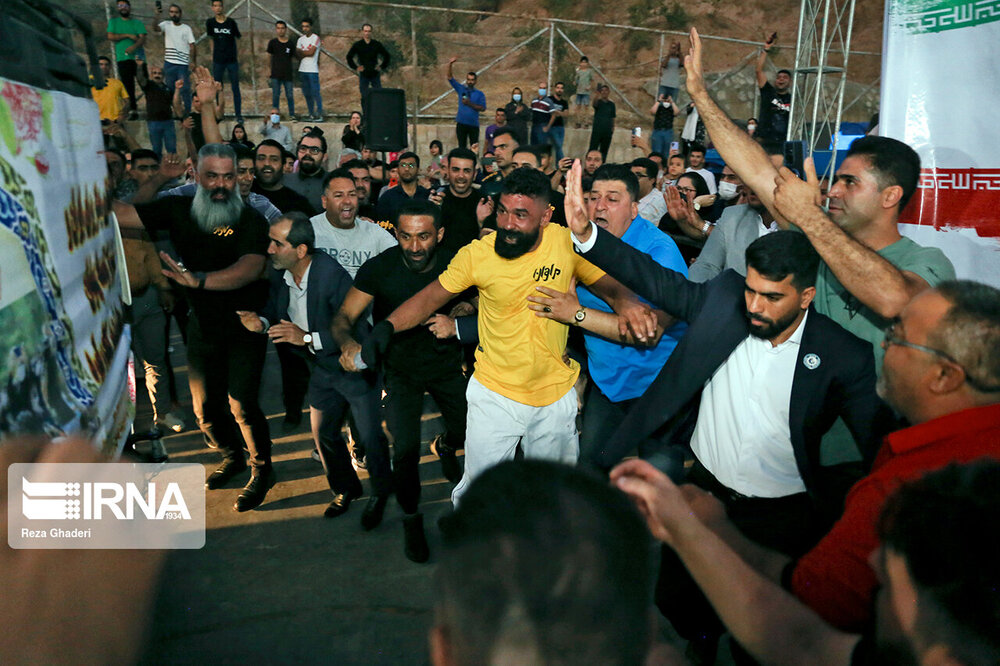 ثبت رکورد کشیدن تریلی با انگشت