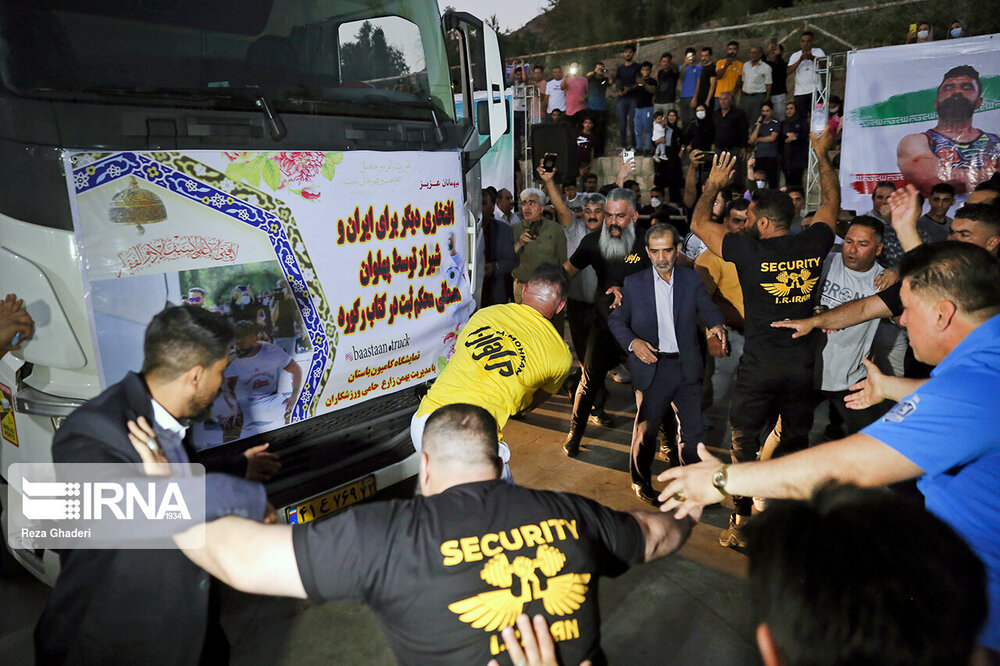 ثبت رکورد کشیدن تریلی با انگشت