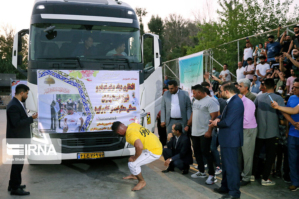 ثبت رکورد کشیدن تریلی با انگشت