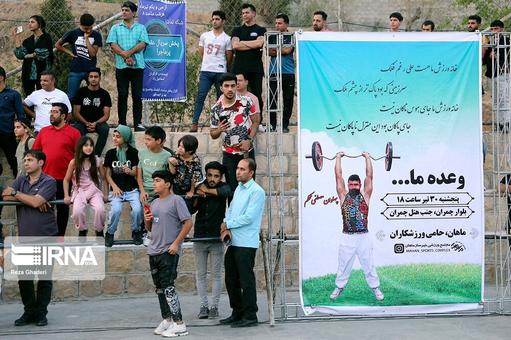 ثبت رکورد کشیدن تریلی با انگشت