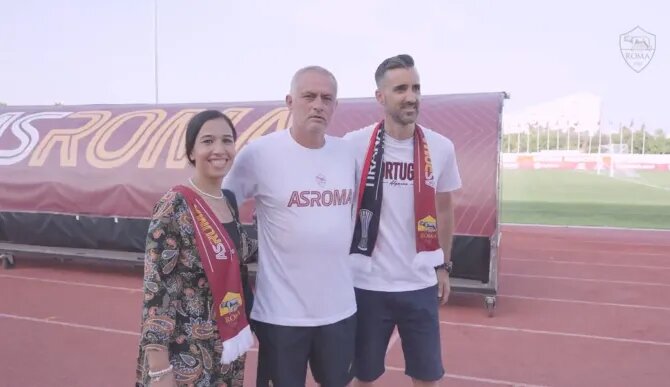 خواستگاری رومانتیک یک هوادار مقابل آقای خاص!/عکس