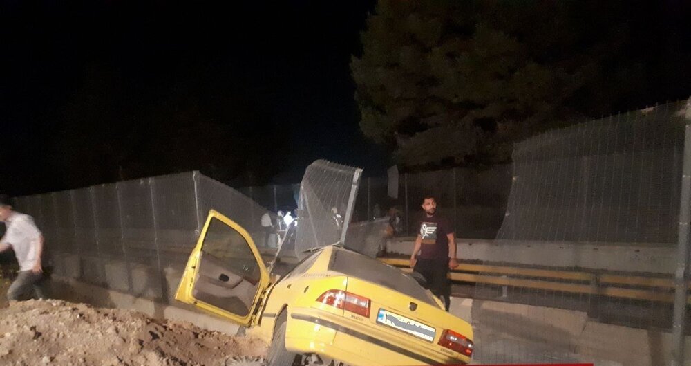 عکس | انحراف مرگبار سمند به حریم ریلی خط متروی فرودگاه امام؛ فوت یک زن